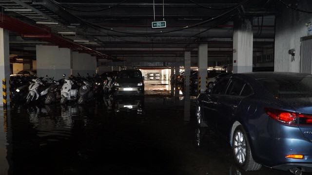 Theo chân cảnh sát PCCC thâm nhập hiện trường vụ cháy - 5 Khu vực để ô tô ít thiệt hại hơn