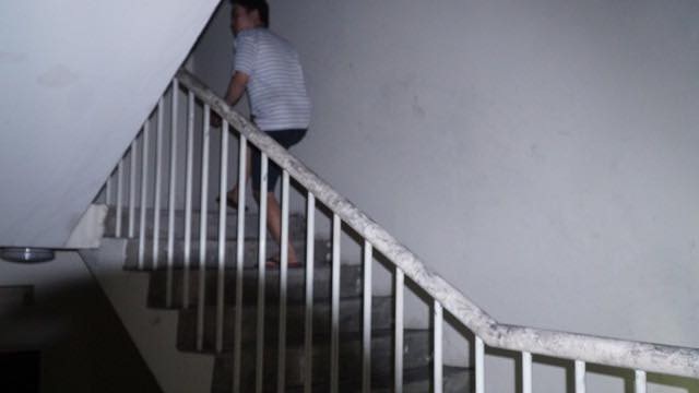 Theo chân cảnh sát PCCC thâm nhập hiện trường vụ cháy - 11
Nhiều hộ dân vào lại bên trong để lấy đồ đạc, chưa kịp lấy đã vội bỏ chạy khi thấy cháy trở lại.
