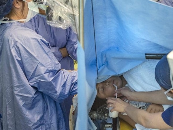 Cô gái vẫn bình thản sử dụng smartphone trong lúc đang phẫu thuật não - 2 Banik đang được y tá cho uống nước trong khi ca phẫu thuật đang diễn ra