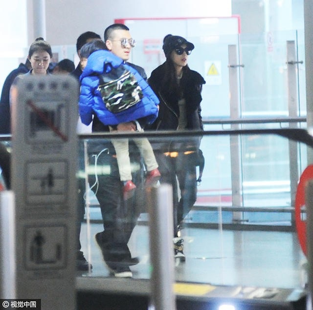 Huỳnh Thánh Y bất ngờ khoe ảnh cưới sau 10 năm lặng lẽ làm "vợ lẽ" - 10 
Huỳnh Thánh Y và đại gia họ Dương xuất hiện cùng con trai tại Bắc Kinh, Trung Quốc, năm 2016. Đây cũng là những hình ảnh hiếm hoi về cậu quý tử củ Huỳnh Thánh Y trong nhiều năm qua. Hiện tại, cậu bé này được khoảng 6 tuổi.