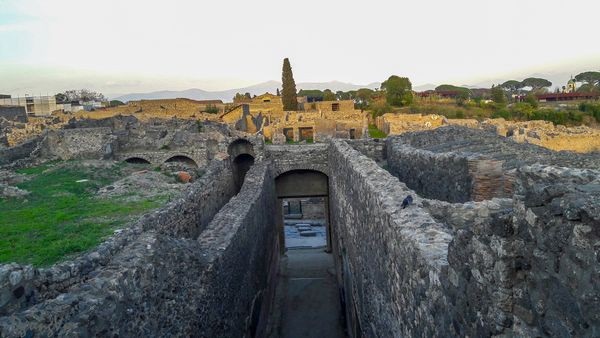 "Một nửa nước Ý" - Pompeii, thành phố hoa lệ một thủa - 10 Ngày nay, đến tìm hiểu, khám phá Pompeii sẽ thấy người xưa đã thiết kế và xây dựng Pompeii rất khoa học. Vườn hoa, cây xanh rất được quan tâm. Có hệ thống đường phố cùng nhiều biệt thự lộng lẫy và nhiều điều thú vị huyền bí, nhiều bức bích họa kỳ dị trên tường được sáng tác từ hàng nghìn năm trước.