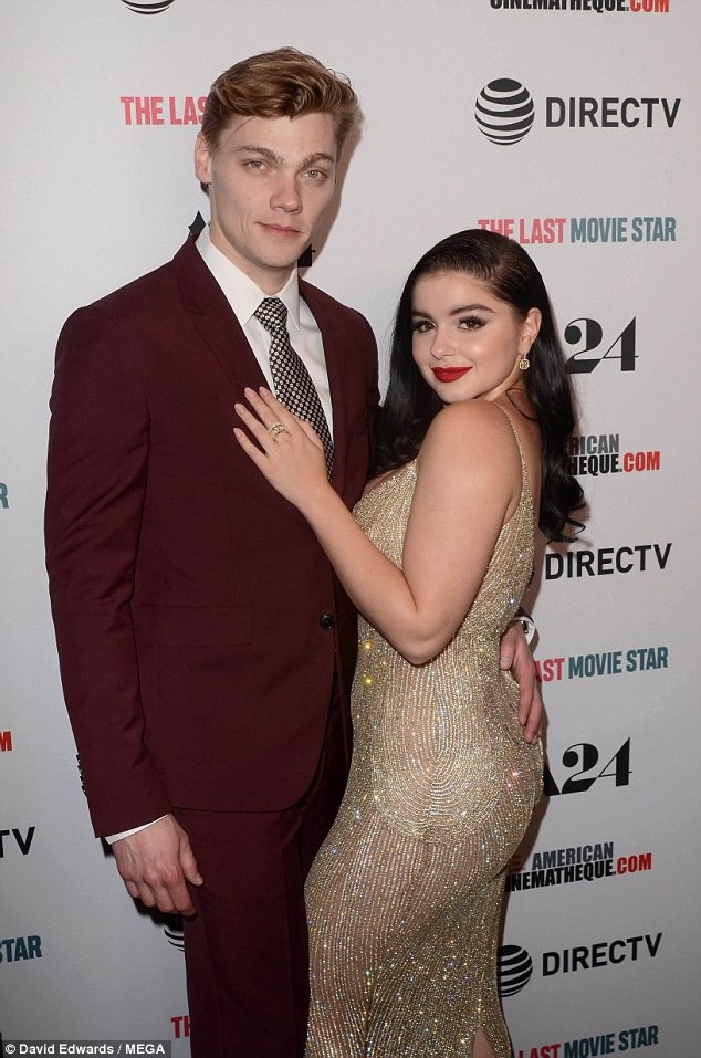 Ariel Winter đẹp hơn sau khi thu nhỏ vòng một - 7
Nữ diễn viên trẻ hạnh phúc khoe bạn trai hơn cô 10 tuổi là người nhiều kinh nghiệm sống