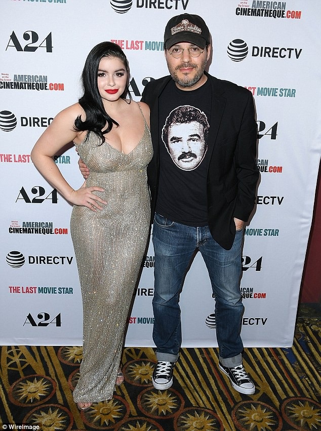 Ariel Winter đẹp hơn sau khi thu nhỏ vòng một - 10
Ariel bên đạo diễn của phim Adam Rifkin.