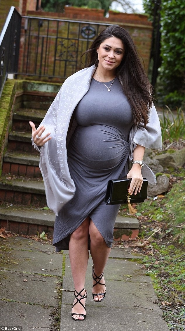 Bianca Gascoigne khoe ngực đầy, Khloe bầu bí vẫn chụp hình gợi cảm - 3
Sao truyền hình thực tế Casey Batchelor bế bụng bầu ra phố ngày 23/3 vừa qua. Người đẹp 33 tuổi đang mang thai đứa con đầu lòng chừng hơn 8 tháng và cô vẫn diệnváy ôm sát, đi sandal cao gót sành điệu. Casey Batchelor tiết lộ cô vẫn tập yoga rất thường xuyên để giữ sức khỏe.
