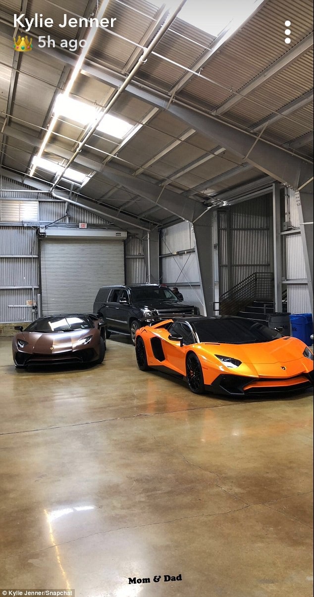 
Kylie Jenner tự hào khoe xế khủng trên trang cá nhân hôm nay 24/3
