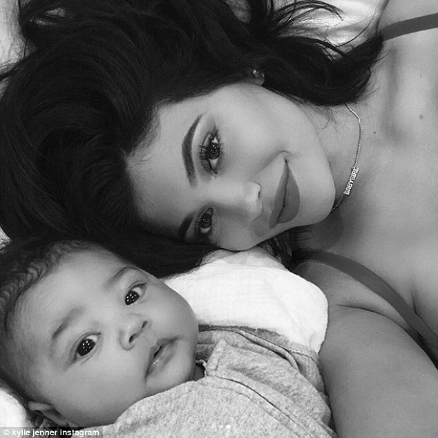Bianca Gascoigne khoe ngực đầy, Khloe bầu bí vẫn chụp hình gợi cảm - 2
Kylie Jenner lần đầu khoe ảnh chụp chung với con gái Stormi. Stormi chào đời cách đây 7 tuần và rất xinh xắn, đáng yêu.Em côKim lên chức mẹ ở tuổi 20 chỉ ít tuần sau khi hẹn hò với bạn trai Travis Scott
