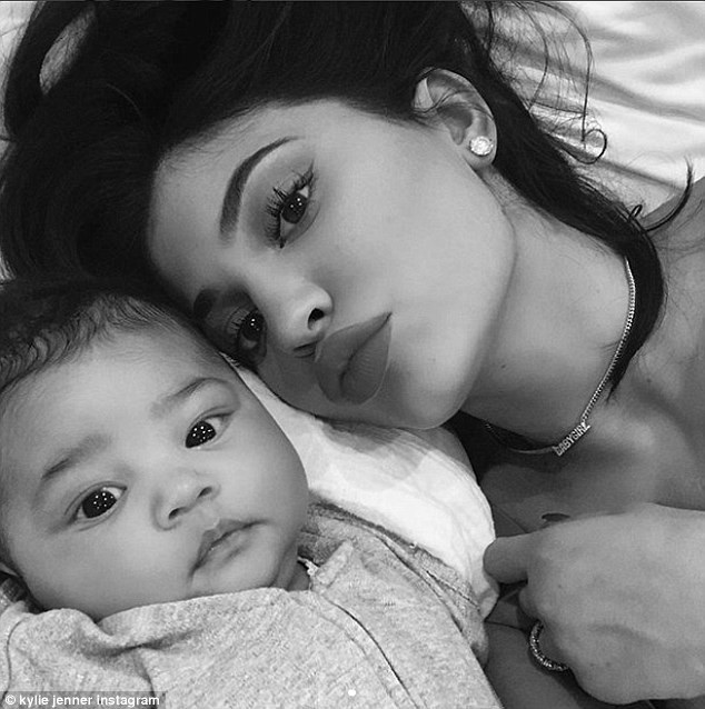 
Kylie Jenner đã lên chức mẹ ở tuổi 20. Cô sinh con gái đầu lòng Stormi cách đây 7 tuần, đây là kết quả mối tình giữa em cô Kim và bạn trai rapper Travis Scott.
