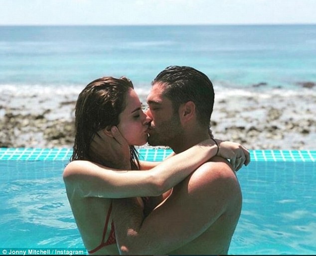 Bianca Gascoigne khoe ngực đầy, Khloe bầu bí vẫn chụp hình gợi cảm - 9
Sao truyền hình thực tế Jonny Mitchell hạnh phúctrong kỳ nghỉ cùng bạn gái Danielle Zarb-Cousin tại Maldives
