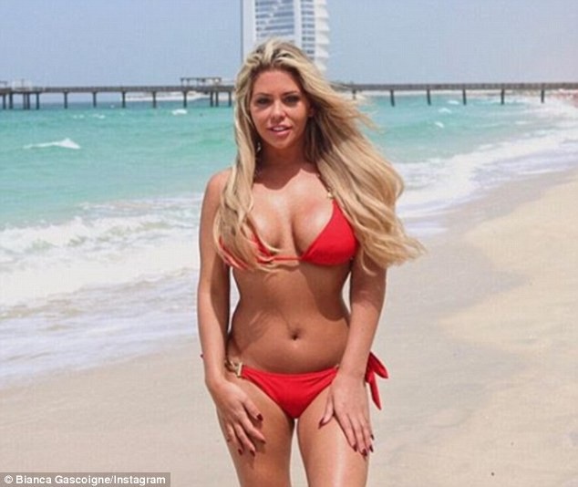 Bianca Gascoigne khoe ngực đầy, Khloe bầu bí vẫn chụp hình gợi cảm - 1
Bianca Gascoigne đẹp quyến rũ bên bãi biển Dubai. Người mẫu 31 tuổi thường xuyên tới đây nghỉ mát mỗi khi có thời gian.