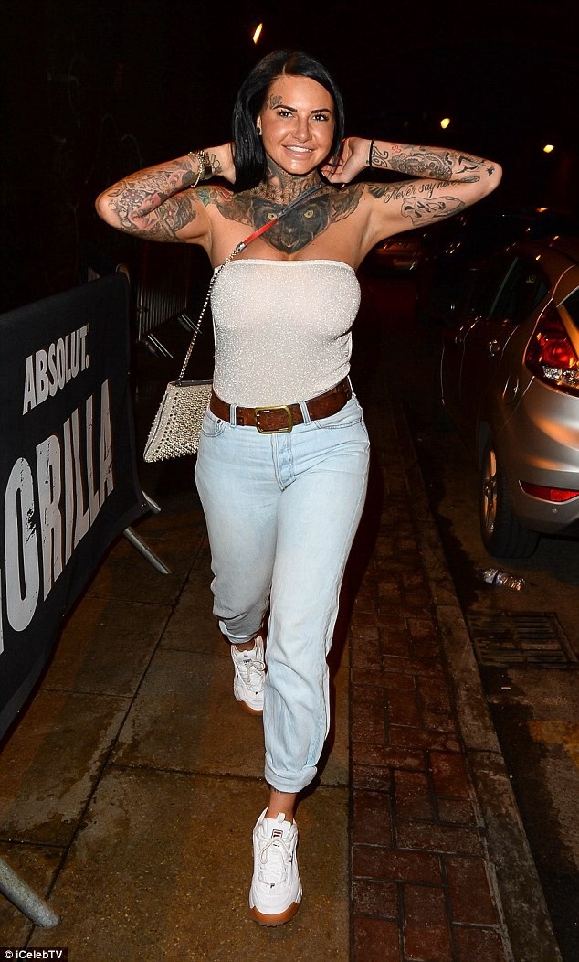 Bianca Gascoigne khoe ngực đầy, Khloe bầu bí vẫn chụp hình gợi cảm - 10
Jemma Lucy lộ loạt hình xăm khủng khi diện áo quây đi chơi tối tại Manchester. Gần đây cô rất tức giận khi nhiều fans chê hình xăm của cô xấu xí.