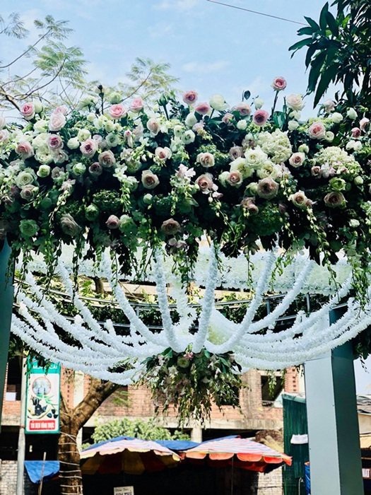 Đám cưới nhà đại gia Quảng Ninh mời Tuấn Ngọc, Khắc Việt hát - 1
Cổng cưới được kết bằng hoa tươi nhập khẩu.