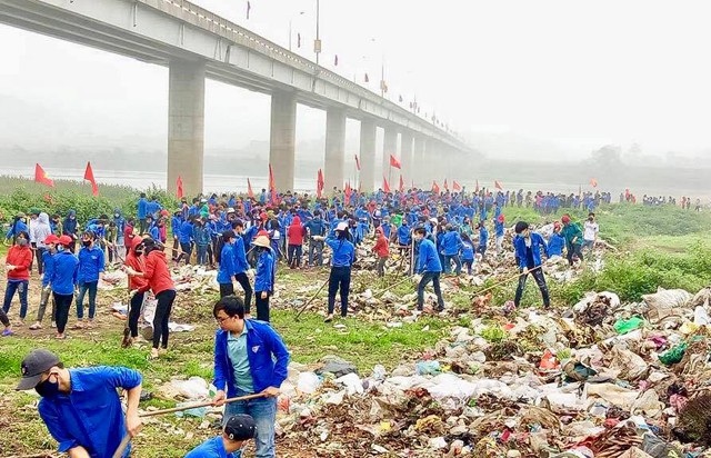 Nghệ An: Hàng nghìn bạn trẻ quyết tâm “sống xanh hơn” - 3 Đoàn viên thanh niên huyện Thanh Chương (Nghệ An) dọn bãi rác thải tự phát dưới chân cầu Rộ, biến nơi đây thành sân tập thể thao cho người dân (ảnh H.T)