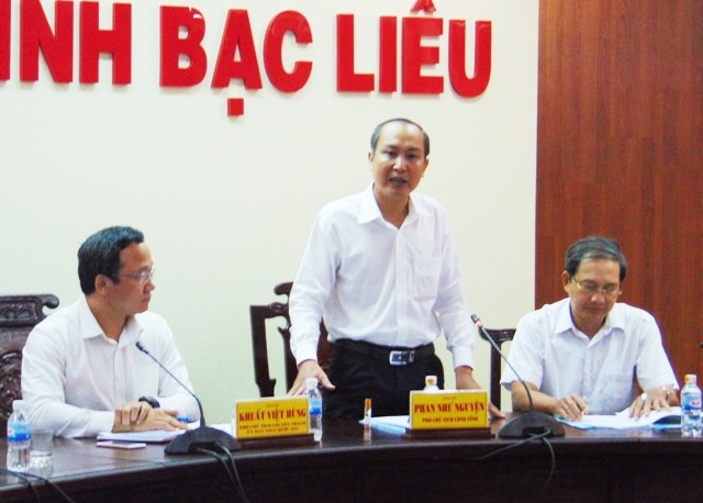 Nhiều phương tiện “giỡn mặt” khi thấy công an cấp huyện trên quốc lộ - 3 Phó Chủ tịch UBND tỉnh Bạc Liêu - ông Phan Như Nguyện (người đứng): Xử lý trật tự an toàn giao thông cần tăng tính nghiêm minh, răn đe....