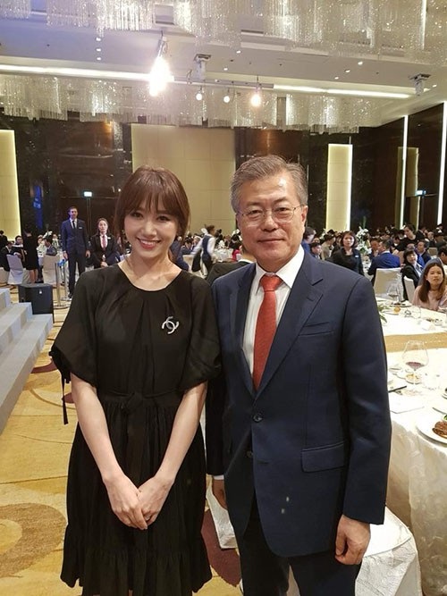 Cát Phượng tâm sự chuyện “chưa thể có con”; Hari Won mất ngủ vì được chụp hình với Tổng thống - 5 Hariwon chia sẻ niềm hạnh phúc không ngủ nổi vì được gặp ngài Tổng thống Hàn Quốc Moon Jae In, được bắt tay và chụp hình lưu niệm.
