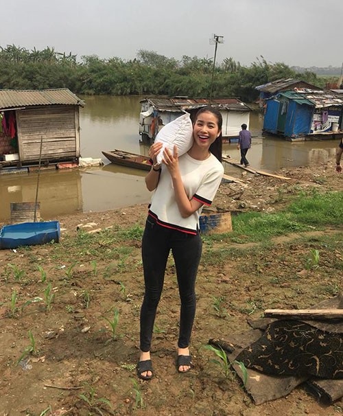 Cát Phượng tâm sự chuyện “chưa thể có con”; Hari Won mất ngủ vì được chụp hình với Tổng thống - 7 Phạm Hương thực hiện chuyến từ thiện đầu tiên của mình trong năm nay. Hoa hậu Hoàn vũ 2015 ăn mặc giản dị, đi dép lê, hớn hở bê bao gạo.