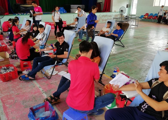 Tuổi trẻ Bạc Liêu hào hứng tham gia tắt bớt đèn hưởng ứng Giờ Trái Đất - 3 Nhiều sinh viên Bạc Liêu hăng hái tham gia hiến máu tình nguyện.