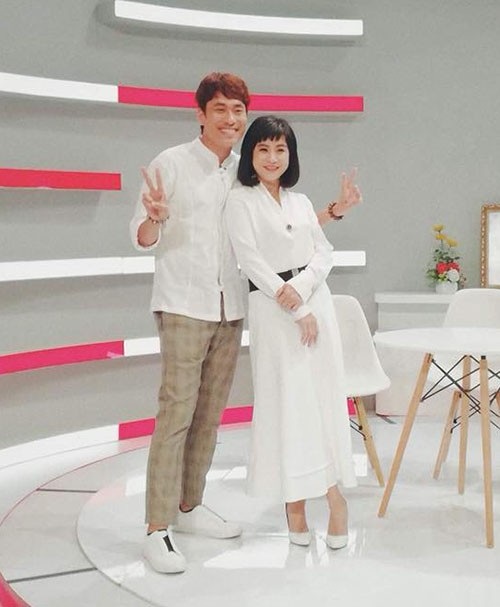 Cát Phượng tâm sự chuyện “chưa thể có con”; Hari Won mất ngủ vì được chụp hình với Tổng thống - 9 Cát Phượng vui vẻ bên Kiều Minh Tuấn và chia sẻ tâm sự dài về chuyện con cái: Trên đời này tất cả mọi chuyện đều do ý trời, định mệnh, duyên và nghiệp. Con cái cũng không ngoại lệ. Có lẽ, ta chưa đủ duyên để gặp nhau và chưa có nghiệp để cùng nhau trả. Cười trước đã anh hả? Cười đây không phải là ta vui và hạnh phúc. Mà cười để có thêm nhiều tinh thần để tiếp tục chiến đấu, tiếp tục cày bừa. Mong được đủ duyên và nghiệp gặp con lần sau nhé.