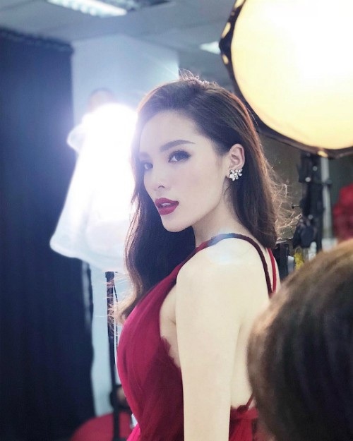 Cát Phượng tâm sự chuyện “chưa thể có con”; Hari Won mất ngủ vì được chụp hình với Tổng thống - 10 Tuần qua Kỳ Duyên gây chú ý khi chia sẻ cách vượt qua scandal, cô viết: Nếu các bạn hỏi tôi làm sao để vượt qua những ngày đen tối trong cuộc đời nhanh như vậy. Thì tôi cũng không biết bắt đầu từ đâu để trả lời. Tôi chỉ nhớ như in lời thuyết giảng của một vị sư rằng: “Khi mê bùn vẫn là bùn, ngộ ra mới biết trong bùn có sen”. Sống cũng vậy, khi trong lòng mình còn nặng nợ, còn suy nghĩ nhiều, còn chưa buông được, còn đầy si mê thì trước mắt chỉ thấy bế tắc là bế tắc. Khi người ta ngộ ra được thì trong bế tắc sẽ có tia sáng khác vụt lên - đó là niềm hy vọng, sự lạc quan. Cũng giống như bạn sẽ thấy trong đống bùn nhơ nhuốc đang ngụp lặn sẽ có hoa sen sinh sôi nảy nở.