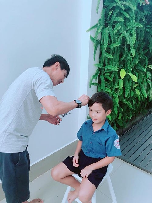 Cát Phượng tâm sự chuyện “chưa thể có con”; Hari Won mất ngủ vì được chụp hình với Tổng thống - 12 Ca sĩ Lý Hải đích thân tự cắt tóc cho cậu cả Rio. Bà xã Minh Hà bình luận: Tóc xấu đẹp không quan trọng, quan trọng là thần thái. Hỏi anh lần sau ba cắt tiếp nhé, ảnh vẫn mỉm cười đồng ý. Bản lĩnh đàn ông đôi khi chỉ đơn giản là dám làm chuyện người khác không dám làm.