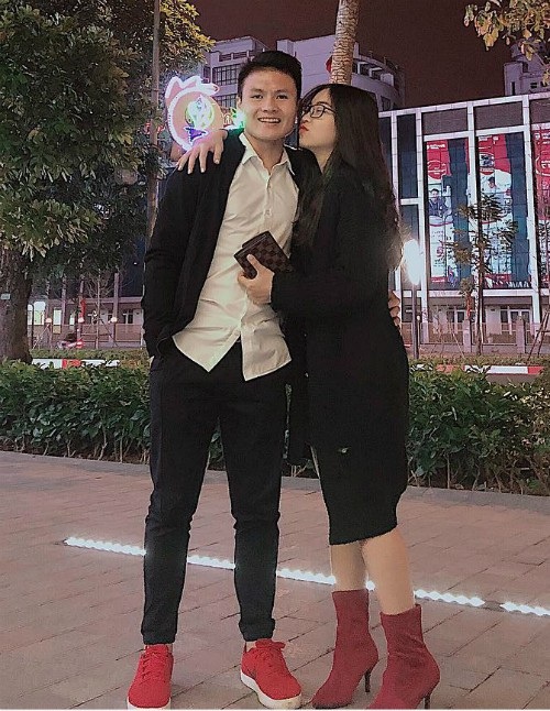 Cát Phượng tâm sự chuyện “chưa thể có con”; Hari Won mất ngủ vì được chụp hình với Tổng thống - 16 Cầu thủ Quang Hải không ngại đăng ảnh tình tứ với bạn gái Nhật Lê. Hai người có mối quan hệ tình cảm đã lâu và nhận được nhiều lời chúc phúc từ fan.