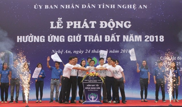 Nghệ An: Hàng nghìn bạn trẻ quyết tâm “sống xanh hơn” - 1 Lãnh đạo tỉnh Nghệ An và Tỉnh đoàn Nghệ An nhấn nút hưởng ứng Giờ trái đất năm 2018