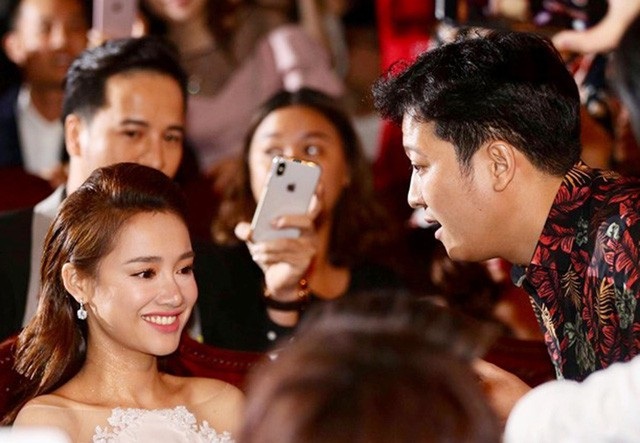 Những câu chuyện tình tay ba ồn ào khiến công chúng ngán ngẩm showbiz Việt - 4 Từng hợp tác trong phim ảnh nhiều năm, đạo diễn Lê Hoàng nhận xét: “Nhã Phương ngây thơ đến mức có thể dễ bị lừa”.