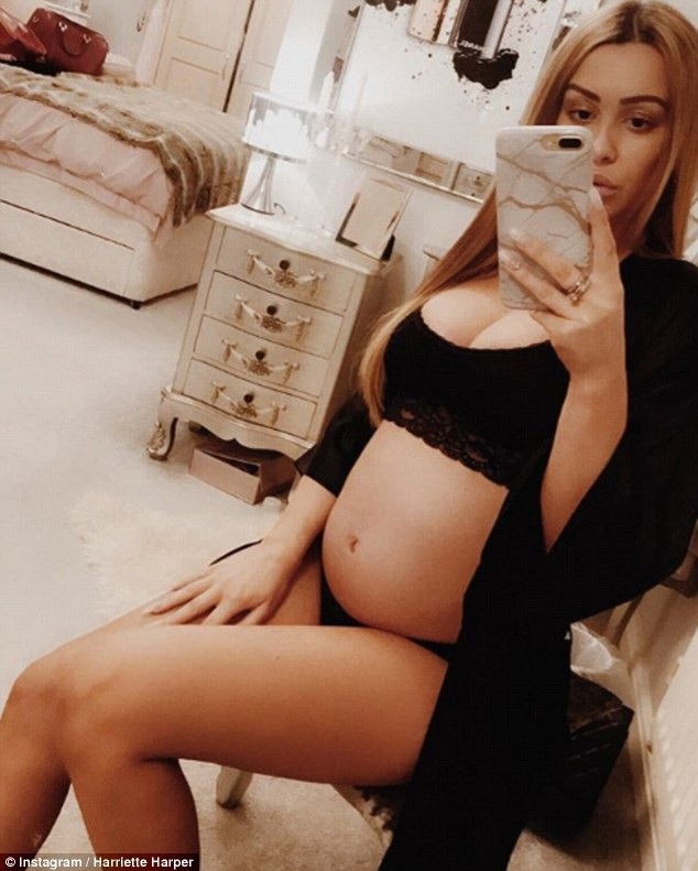 Kim Kardashian sửa ảnh quá đà, Harriette Hassan bầu bí vẫn chụp ảnh gợi cảm - 10
Sao của show truyền hình thực tế Ex on the Beach- Harriette Hassan khoe bụng bầu cận kề ngày sinh. Người đẹp và bạn trai Taser Hassan sắp lên chức bố mẹ. Harriette xác nhận cô sắp sinh con trai và cảm thấy vô cùng hạnh phúc