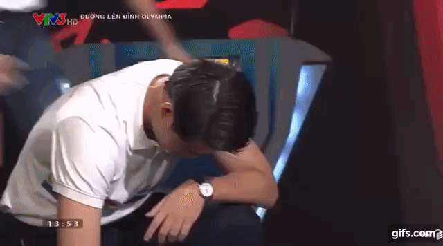 Nam sinh "thi Tuần không đối thủ" bật khóc vì thua ở cuộc thi Tháng Olympia - 1 Nhất Tín bật khóc vì tiếc nuối. Cậu nhận được cái ôm động viên từ các đối thủ của mình.