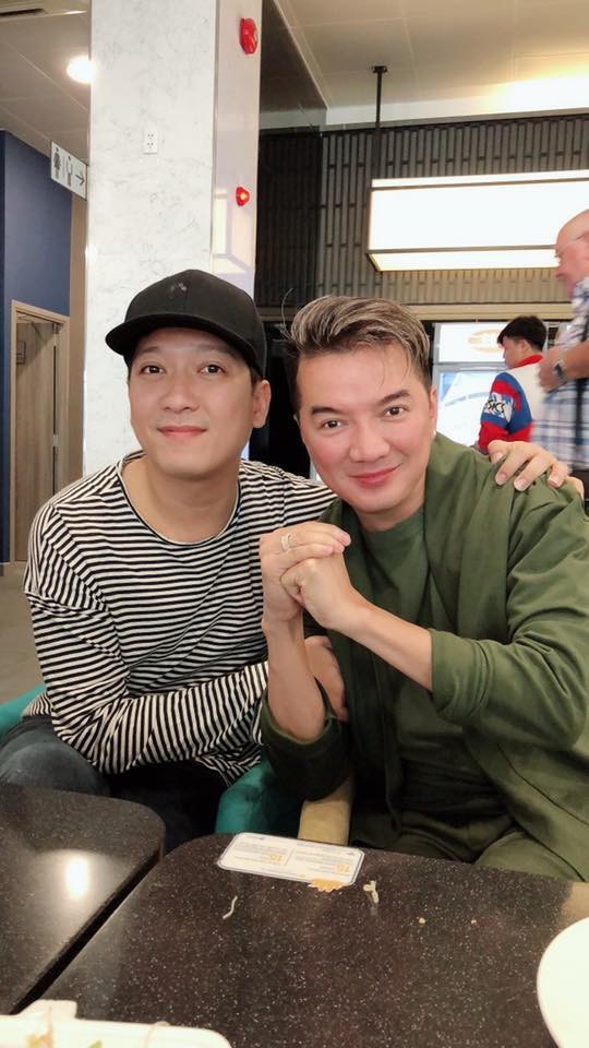 Trường Giang xuất hiện sau “ồn ào”, Phan Như Thảo sợ con bị bắt cóc - 4 Sau MC Anh Huy, ca sĩ Đàm Vĩnh Hưng là người tiếp theo chia sẻ hình ảnh về Trường Giang tại sân bay. “Sáng nay ra sân bay gặp lại “chàng trai năm ấy”! Nam nghệ sỹ yêu hoa đào nhất Việt Nam! Thương gì đâu! Nó chỉ ngồi im lặng cười và lắc đầu mặc cho nguyên bầy trợ lý của tui chọc ghẹo xâu xé!”, Đàm Vĩnh Hưng viết.