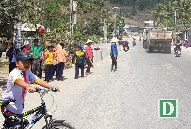Cháy chung cư Carina Plaza và xe khách tông xe cứu hỏa trên cao tốc - 9
Bác bảo vệ Nguyễn Văn Châu (56 tuổi, bảo vệ Trường tiểu học Phước Đồng (TP Nha Trang, tỉnh Khánh Hòa) giơ tấm biển Stop ra hiệu cho các xe tải đi chậm để dắt học sinh qua đường. Đều đặn mỗi ngày ông Châu dắt học sinh qua đường 4 lần vào trước và sau mỗi buổi học.