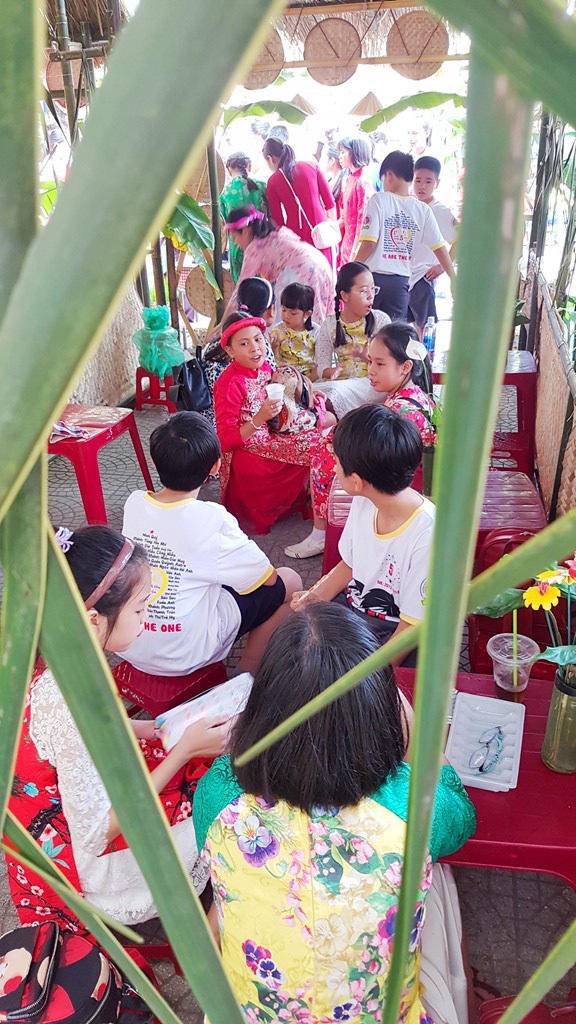 Học sinh cấp 1 thích thú trong phiên chợ quê cố đô Huế - 4 Ngày hội đã cho các em gần lại nhau hơn