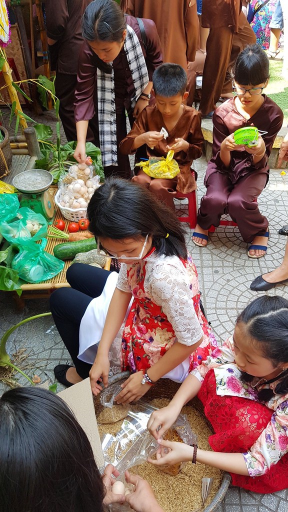 Học sinh cấp 1 thích thú trong phiên chợ quê cố đô Huế - 6 Các học sinh cho trứng gà kiến vào bì trấu để bán, mỗi bì 10 quả giá 35 ngàn đồng