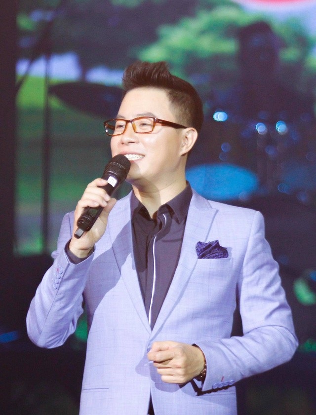 Trường Giang xuất hiện sau “ồn ào”, Phan Như Thảo sợ con bị bắt cóc - 10 MC Trịnh Lê Anh cho rằng, bây giờ con người quá phụ thuộc vào công nghệ nên tạo ra một dạng vô cảm mới… Sự vô cảm mới này rất nguy hiểm và nó đang như một con virus ăn sâu vào cuộc sống.