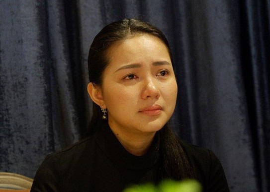 Trường Giang xuất hiện sau “ồn ào”, Phan Như Thảo sợ con bị bắt cóc - 5 Người mẫu Phan Như Thảo đã có buổi gặp gỡ truyền thông để chia sẻ về việc con gái suýt bị bắt cóc ngay giữa trung tâm TPHCM mà cô đã chia sẻ trước đó trên trang cá nhân. Phan Như Thảo cho biết, trưa ngày 17/3, cô cùng chồng và con gái 16 tháng tuổi - bé Bồ Câu, có cả người giúp việc đến ăn trưa tại một khách sạn 5 sao trên đường Đồng Khởi, phường Bến Nghé, quận 1.