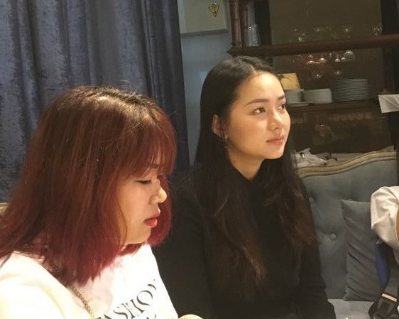 Trường Giang xuất hiện sau “ồn ào”, Phan Như Thảo sợ con bị bắt cóc - 6 Sau khi rời khỏi khách sạn cả gia đình ghé một siêu thị mini trên đường Đông Du. Nhưng ngay khi ra khỏi siêu thị có một nhóm thanh niên bề ngoài cao trên 1m70 đã áp sát chồng đang ẵm con gái. “Tôi thấy anh An đánh nhau với một gã thanh niên, một người khác dùng điện thoại quay lại diễn biến vụ việc. Sau đó, một thanh niên khác tiến về phía tôi, tay cầm vật màu đen giống con dao chĩa thẳng vào mặt. Người này nói gì đó nhưng tôi không nghe rõ”, Phan Như Thảo chia sẻ sự việc diễn ra quá nhanh nên cô không hiểu việc gì đang xảy ra.