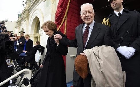 Cựu Tổng thống Mỹ Jimmy Carter sẵn sàng tới Triều Tiên - 1
Cựu Tổng thống Mỹ Jimmy Carter cùng cựu đệ nhất phu nhân Rosalynn Carter tới dự lễ nhậm chức của Tổng thống Donald Trump hồi tháng 1/2017. Ảnh: CNN