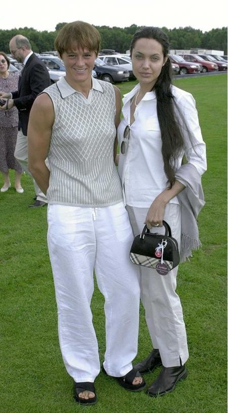 Angelina Jolie không chỉ tìm được một diễn viên đóng thế chuyên nghiệp là Eunice Huthart mà Eunice Huthart còn trở thành một người bạn thân thiết của gia đình và là mẹ đỡ đầu cho con của Angelina Jolie.