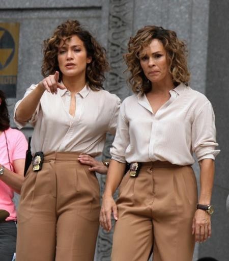 Cùng một bộ trang phục và kiểu tóc, trông Jennifer Lopez và diễn viên đóng thế Vanessa Vander Pluym quả thực giống nhau như hai giọt nước.