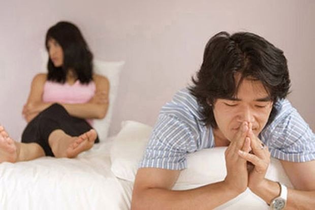 Bất lực, quý ông dở khóc dở cười: Ví căng, “súng” ỉu - 1 Biết vợ thất vọng mà anh Lâm chẳng biết phải làm sao (Ảnh minh họa IT)