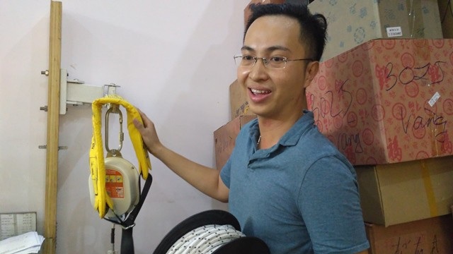Nháo nhào tìm mua thiết bị cứu nạn sau vụ cháy chung cư Carina - 1
Người dân TP.HCM nháo nhào tìm mua các thiết bị cứu hộ, cứu nạn sau vụ cháy chung cư Carina.