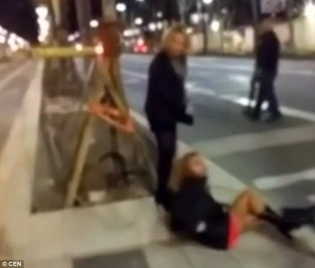 Tự dưng đạp người khác một phát, tốn kém 1,5 tỉ đồng - 2 ...khiến cô này ngã nhào ra đất.