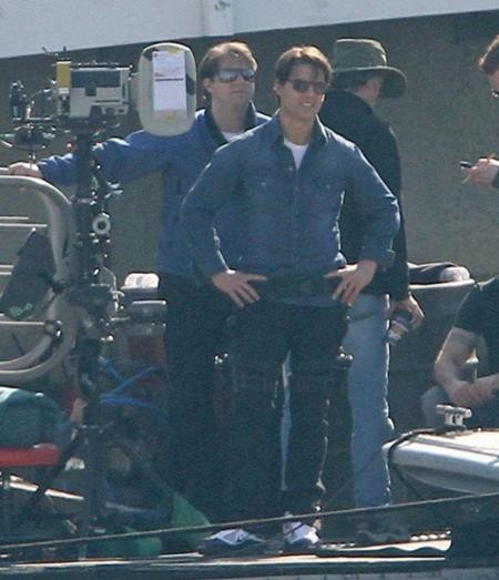 Nếu nhìn thoáng qua thì ai cũng sẽ giật mình khi thấy có đến hai Tom Cruise trên phim trường “Knight and Day” (2010) nhưng thực chất, đây là hình ảnh của Tom Cruise và người đóng thế Michael McIntyre.