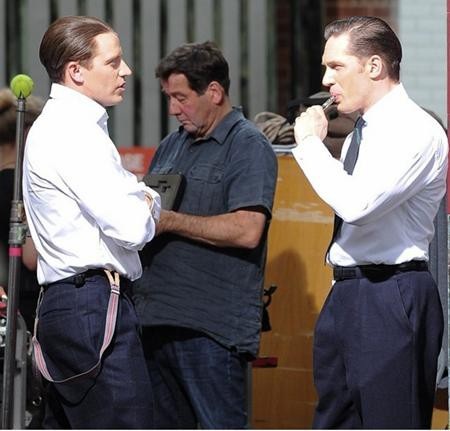 Tom Hardy đã đóng đúp vai hai anh em song sinh trong “Legend” và trong nhiều cảnh quay, đoàn làm phim đã phải nhờ tới Jacob Tomuri để giúp Tom Hardy có thể “phân thân” trước ống kính.