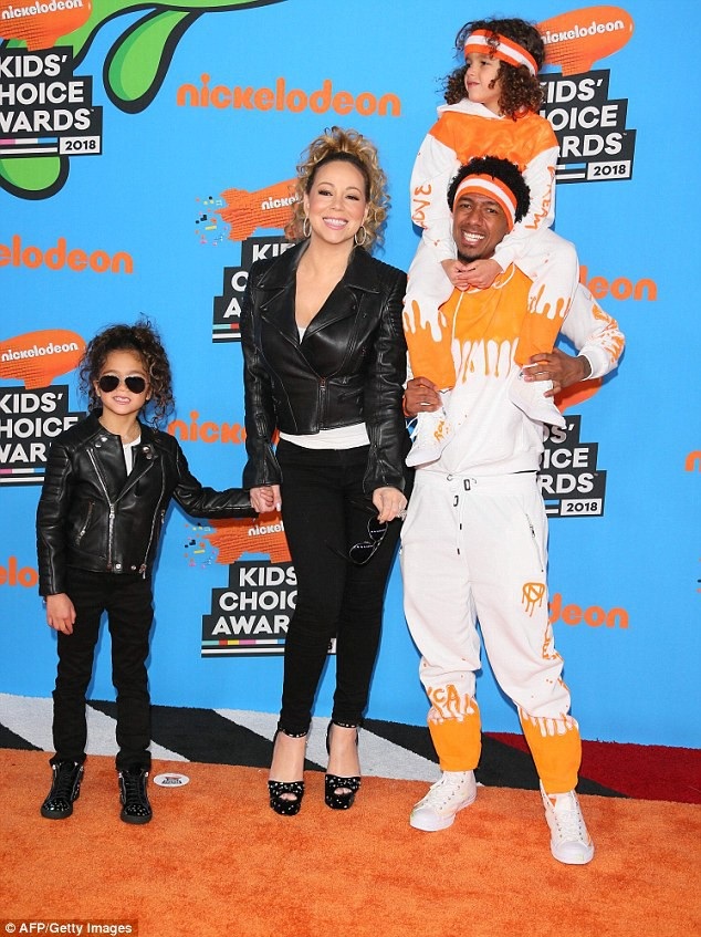 
Diva Mariah Carey và chồng cũ Nick Cannon đưa 2 con Moroccan và Monroe dự lễ trao giải Kids Choice Awards 2018
