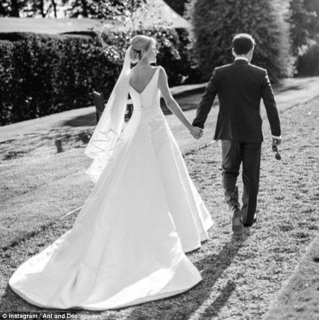 
MC đình đám Declan Donnelly xác nhận với fans là anh sắp lên chức bố ở tuổi 42.Declan Donnelly và vợ Ali Astall kết hôn vào tháng 8/2015 sau 2 năm hẹn hò. Vợ của Declan mang thai đã hơn 12 tuần và rất khỏe mạnh
