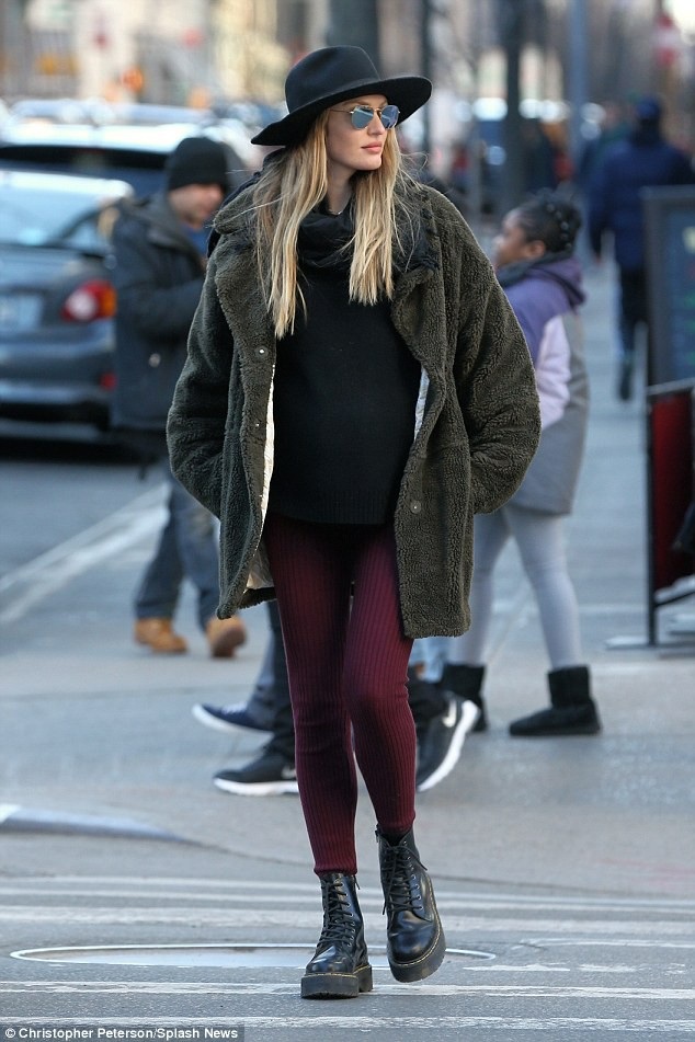 Candice Swanepoel - bà bầu xinh đẹp - 1
Candice Swanepoel sành điệu sải bước trên đường phố New York ngày 25/3 vừa qua