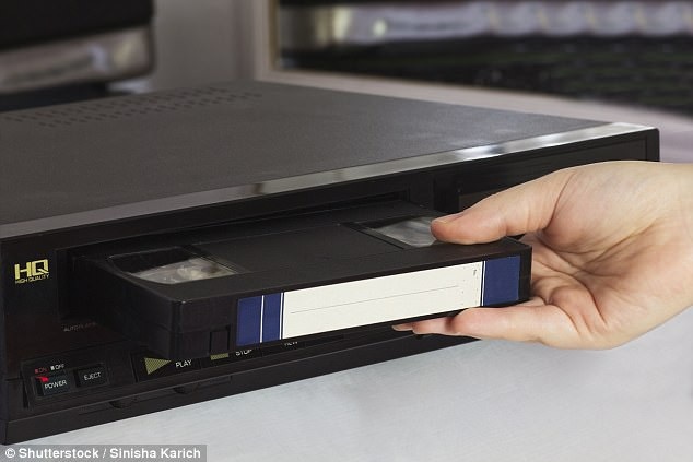 Điều gì trong quá khứ khiến bạn nhớ nhất trước khi biết đến Internet? - 5 Việc thu lại những bộ phim, những chương trình yêu thích vào băng VHS cũng từng là việc làm yêu thích của nhiều người.