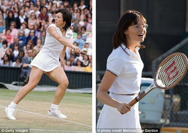 Nữ diễn viên Emma Stone (phải) đã nhận được nhiều lời khen ngợi khi vào vai huyền thoại quần vợt người Mỹ Billie Jean King thời trẻ - người từng giành được 20 danh hiệu tại giải Wimbledon. Trong bộ phim “Battle Of The Sexes” (2017), diễn xuất của Emma Stone đã nhận được nhiều đánh giá tích cực.