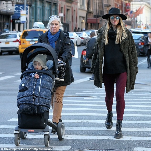 Candice Swanepoel - bà bầu xinh đẹp - 2
Chân dài đình đám người Nam Phi cùng mẹ và con trai nhỏ đi dạo phố, mua sắm. Trông cô vẫn rất thon thả dù bầu bí đã hơn 6 tháng