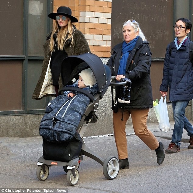 Candice Swanepoel - bà bầu xinh đẹp - 3
Người đẹp cao 1,76m đã là mẹ bé trai Anacã, 1 tuổi rưỡi